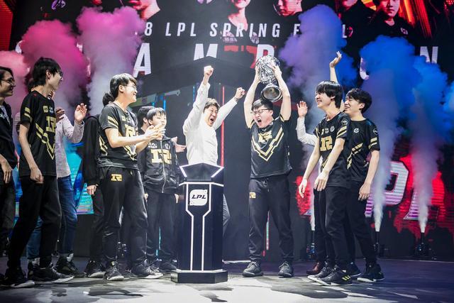 九游正版入口-Uzi重返赛场，持续失利首场状态出色，RNG观众沸腾！上演精彩一战(uzi职业第一场比赛视频)