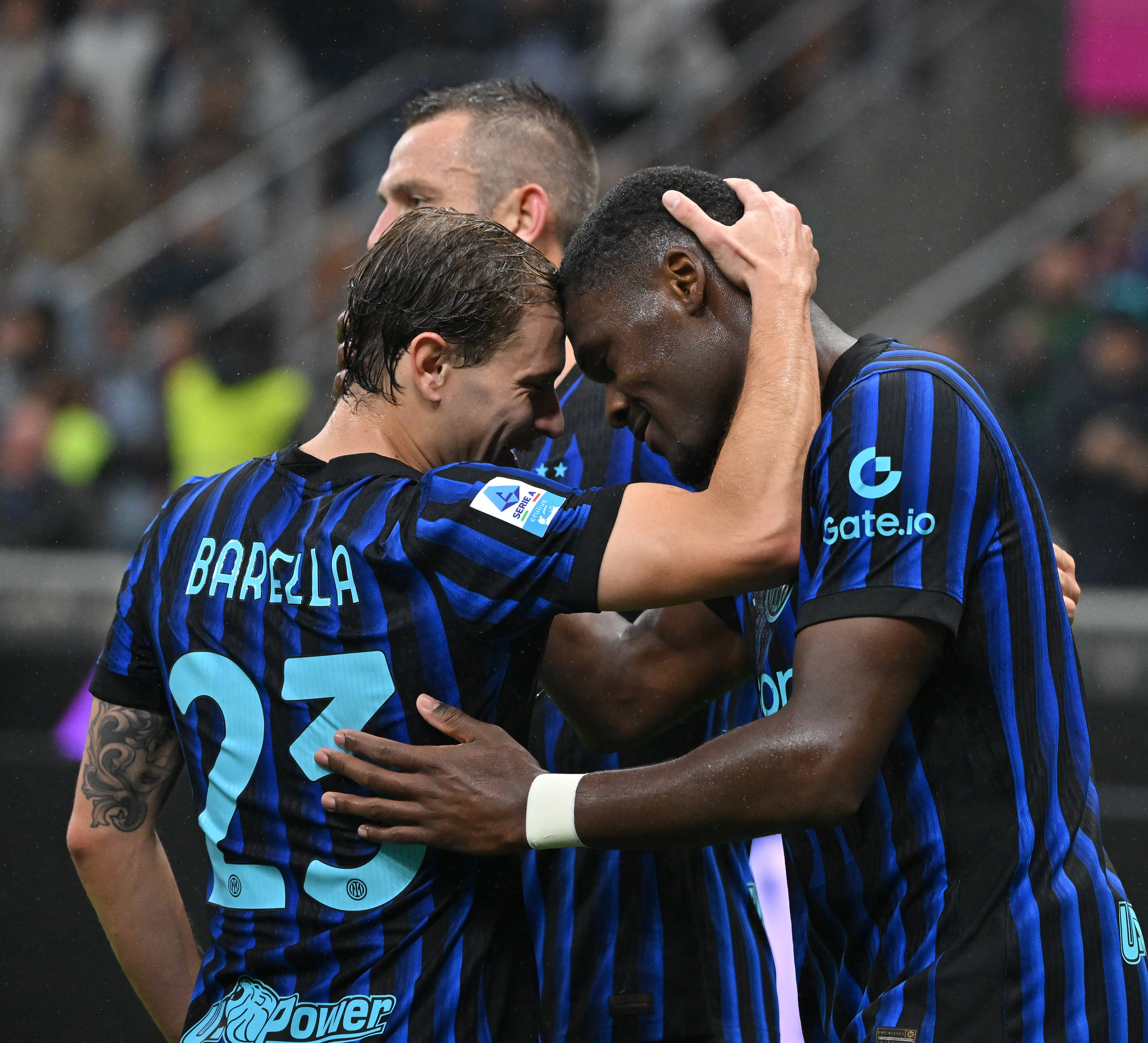 包含转会期AC米兰调整名单以备中超国际米兰赛后门线救险之后，集结日巴黎圣日耳曼遗憾出局的词条