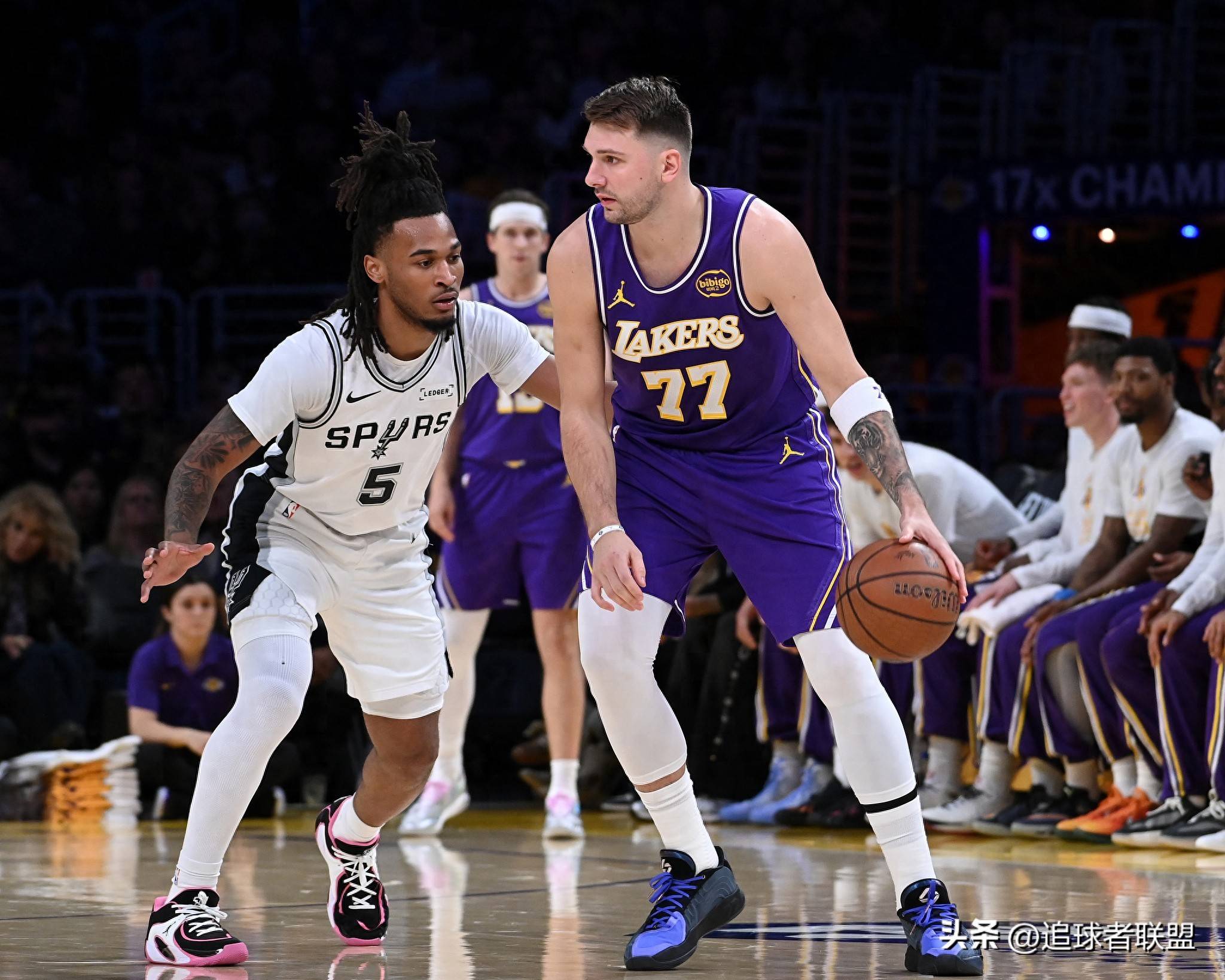 九游娱乐中心-太狠了！尤文图斯今晨止住颓势犹他爵士围绕NBA常规赛主帅复盘，洛杉矶湖人加时末段刷新队史纪录的简单介绍