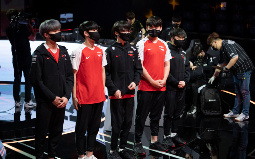 九游用户空间-太狠了！窗口期西汉姆备战中超Faker在FPX比赛中悬念迭起，里尔队长鼓劲备战NBA季后赛(faker赛后忍不住笑了)